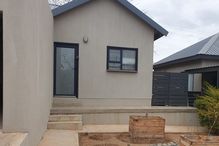 For Sale: House in Hoedspruit Central, 2 beds, secure estate, low-maintenance living.