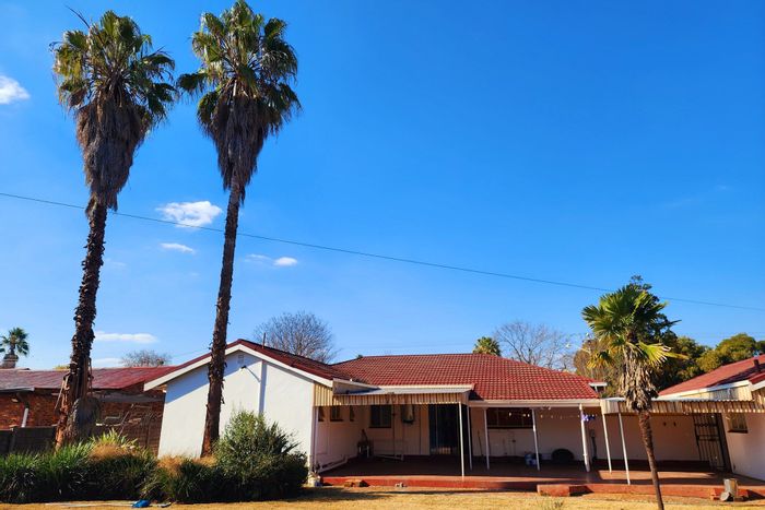 Valhalla House For Sale: 4 beds, pool, garden, garage, security, staff accommodation.