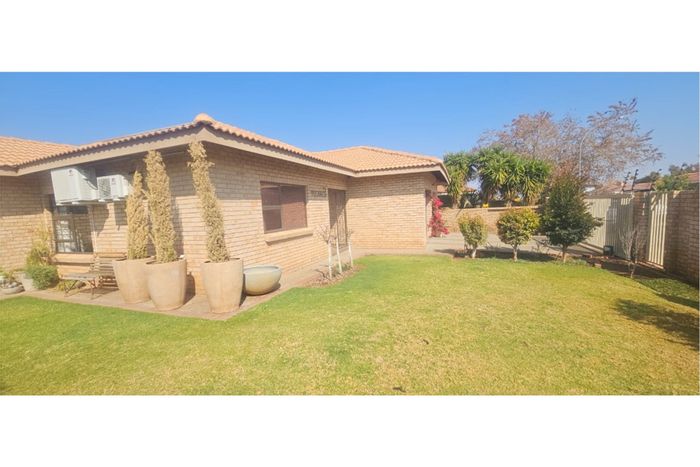 Hillcrest House For Sale: 3 beds, garden, study, double garage, security features.