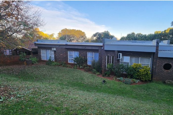 For Sale: House in Sunnyridge with 4 bedrooms, double garage, and study room.