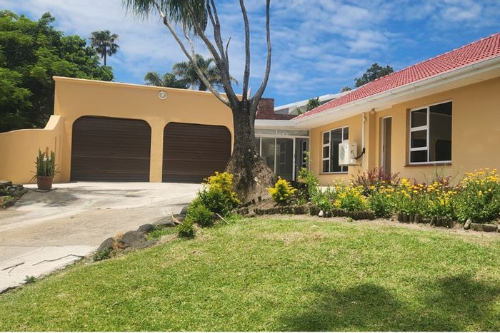 4-Bedroom House For Sale in Beacon Bay with Enclosed Patio and Garages.