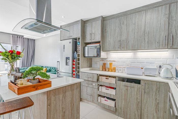 Broadacres Apartment For Sale: 2 beds, gym, pool, clubhouse, and balcony.