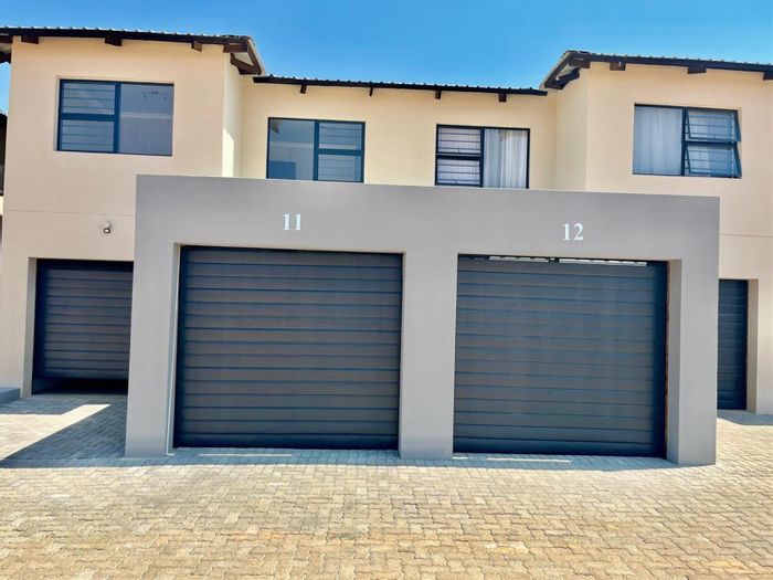 For Sale: Cashan House with 3 bedrooms, garden, garage, and nearby amenities.