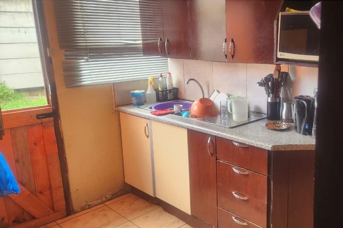 Amalinda House For Sale: 3 Bedrooms, spacious living, garage, open-plan kitchen.