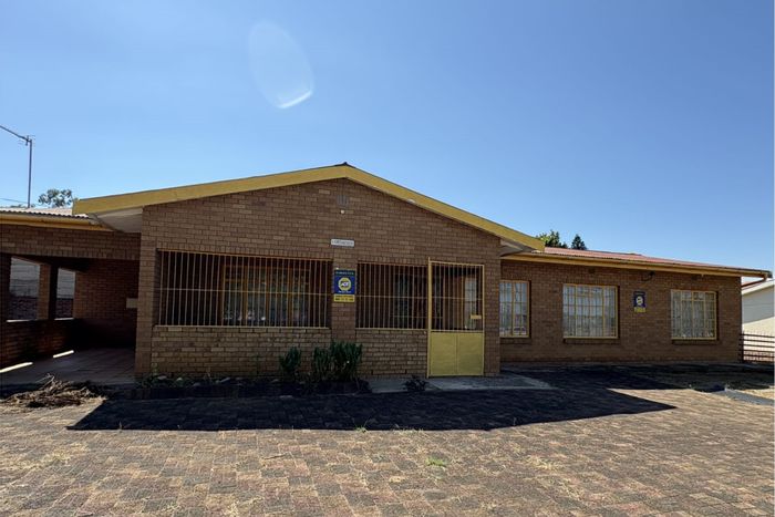 For Sale: 4-Bedroom House in Glencoe Central with Garage and Low Maintenance Design.