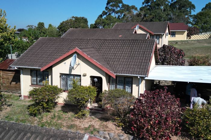 Berkshire Downs Townhouse For Sale: 3 beds, landscaped garden, covered parking, secure.