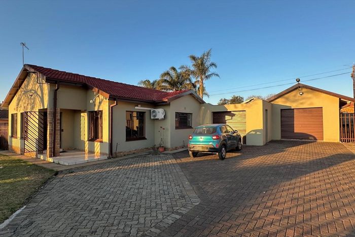 For Sale: House in Richview with 3 bedrooms, security features, and low-maintenance yard.