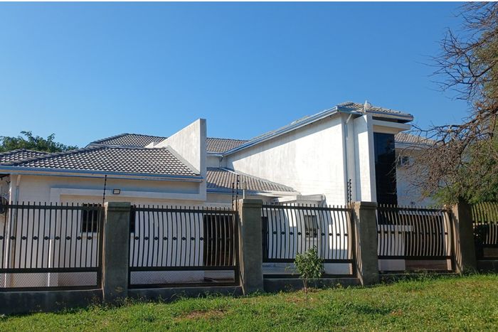 For Sale: 4-Bedroom Townhouse with Pool, Cottage, and Mountain Views in Kampersrus.