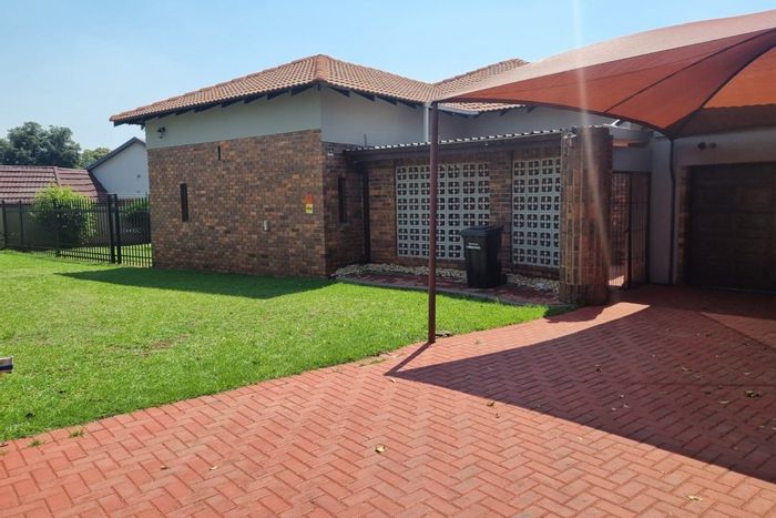 Petersfield House For Sale: 4 Bedrooms, Pool, Jacuzzi, Security, Garage for 4 Vehicles.