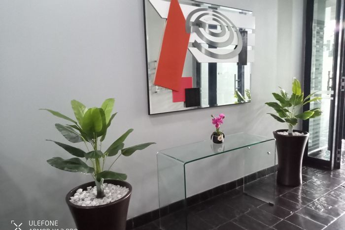 2-Bedroom Apartment To Rent in Umhlanga Central with pool, gym, and secure parking.