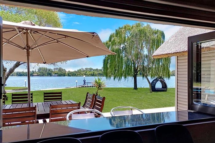 Kaalplaats East Small Holding For Sale: 5 Bedrooms, Pool, Garages, Spacious Land.