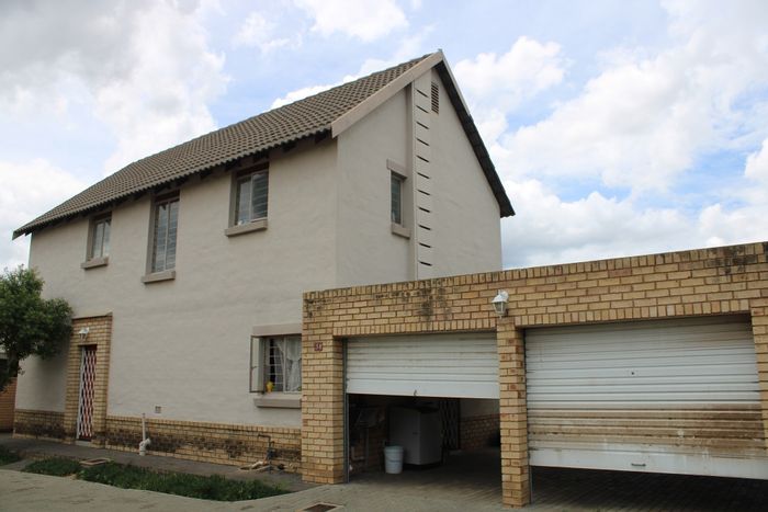 For Sale: House in The Willows, 3 beds, garden, parking, security, fiber internet.