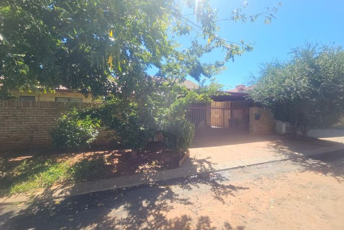 Hillcrest House For Sale: 3 Bedrooms, entertainment area, solar power, security features.