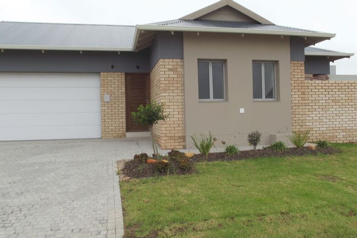 House for Sale in Hansmoeskraal AH: 3 beds, double garage, pet-friendly, low levies.