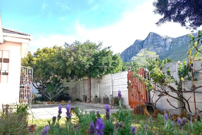Kleinmond Central House For Sale: 3 beds, indoor braai, mountain views, garage.