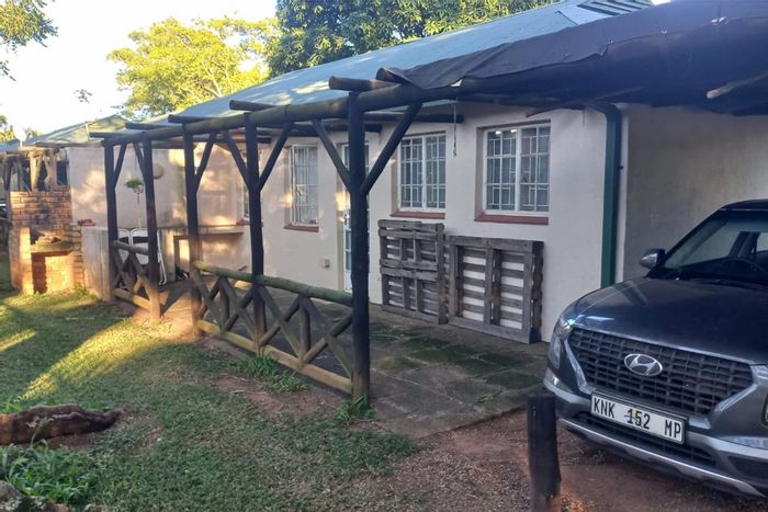 For Sale: Apartment in White River Ext 9 with pool, braai area, and parking.