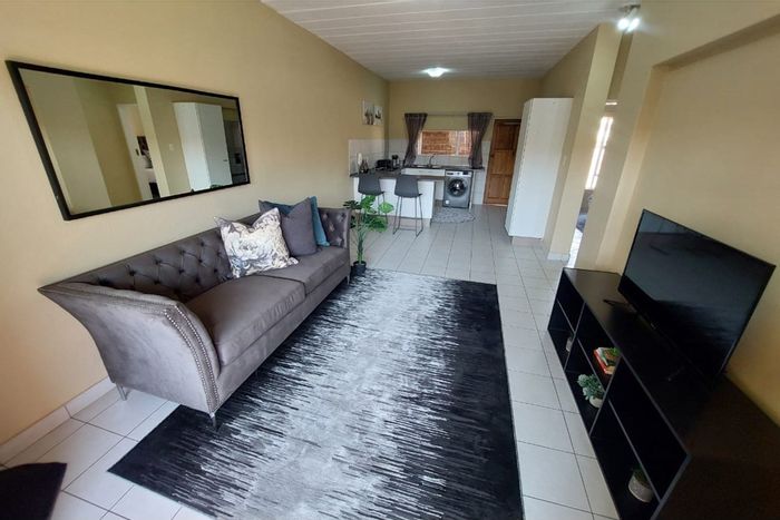 Townhouse To Rent in Liefde En Vrede: 2 beds, pool, security, garden.