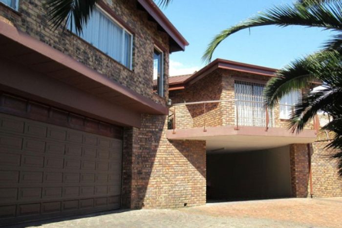 4-Bedroom House For Sale in Glenvista with Flatlet and Pool Area!