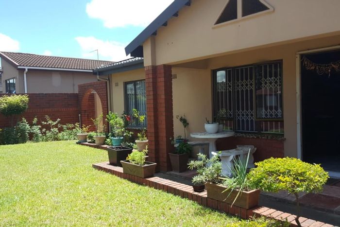 Brackenham House For Sale: 3 bedrooms, open plan living, secure with garage.