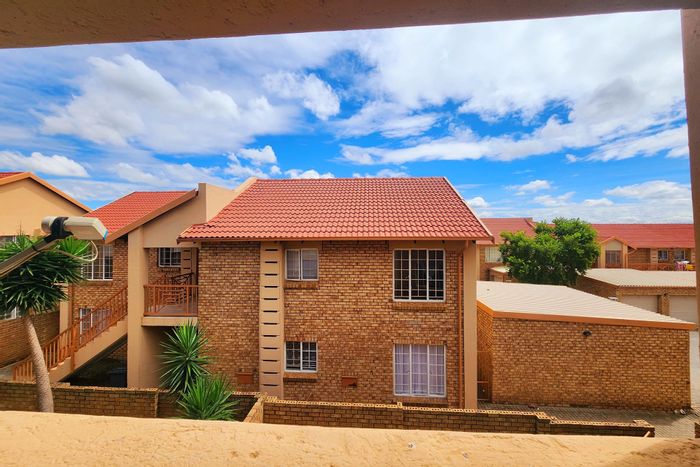 Amberfield Apartment For Sale: 2 Bedrooms, Pool, Double Garage, Fiber-Ready.