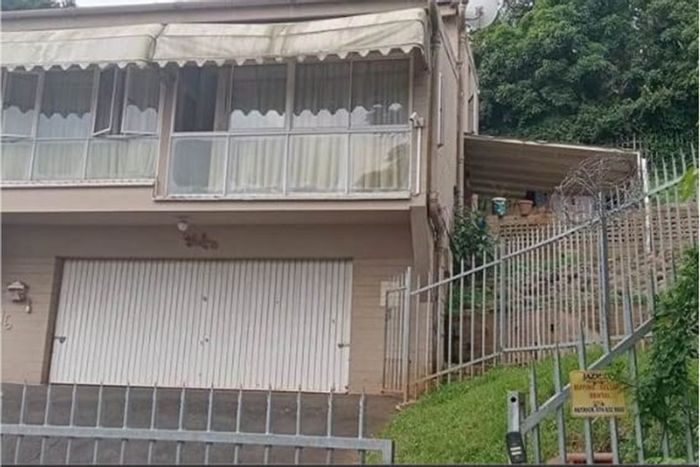 For Sale: Townhouse in Manor Gardens with 4 bedrooms, granny flatlet, and spacious layout.