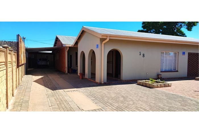 Greenside House For Sale: 3 Bedrooms, ample parking, covered patio, security features.