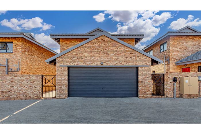 For Sale: 3-bedroom townhouse in Ruimsig with pool, garage, and security features.