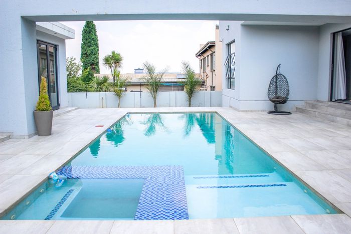 Gholfsig House For Sale: 7 bedrooms, pool, cinema room, gym, and security.