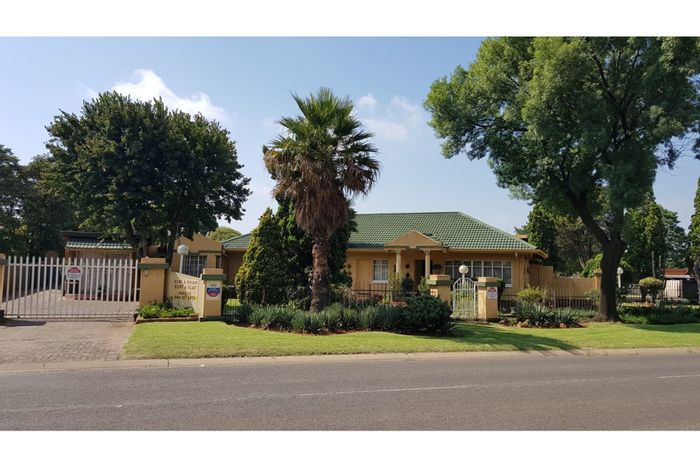 Kriel Central House For Sale: 8 rental units, secure, ample parking, close to amenities.