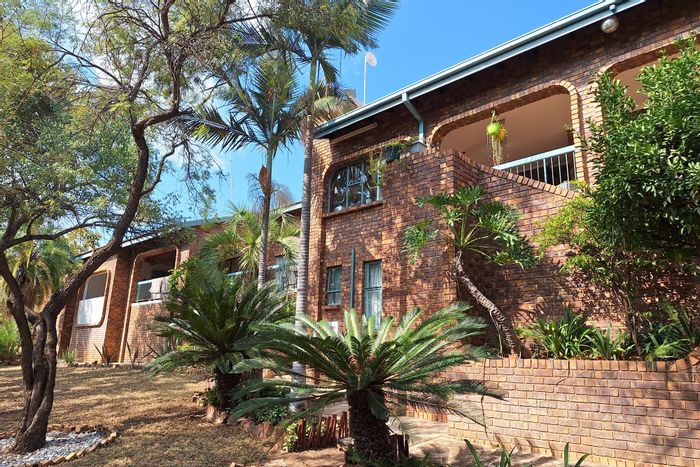 Kranspoort House For Sale: Wildlife views, spacious living, solar power, and ample storage.