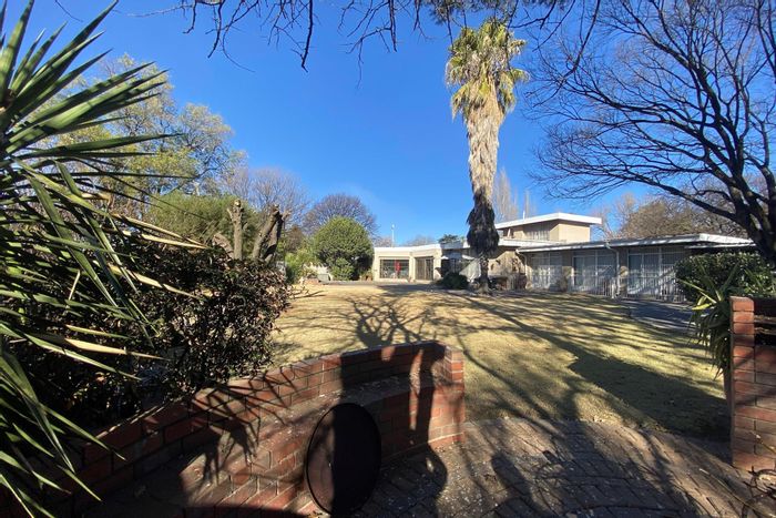 For Sale: House in Sasolburg Central with 4 income-generating flatlets and pool.