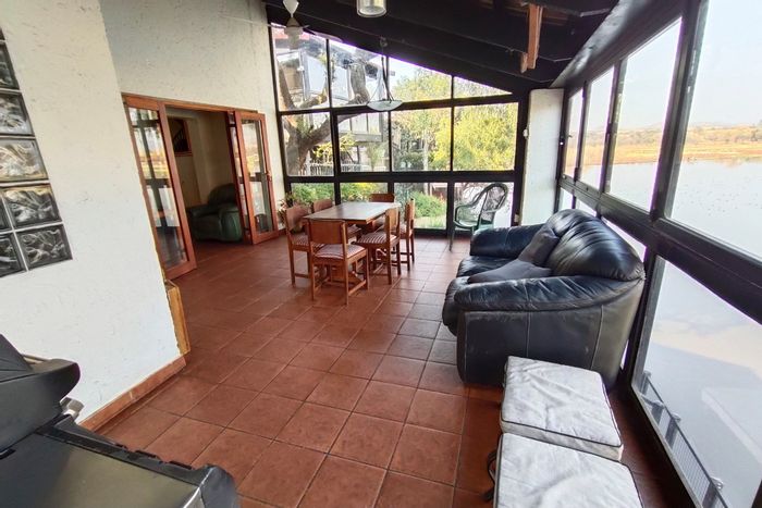 Townhouse For Sale in Estate D: River views, clubhouse, pet-friendly, ample parking.