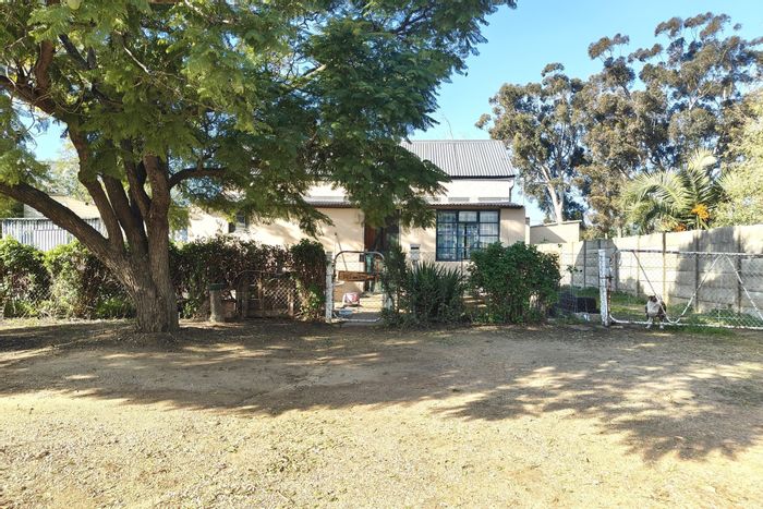 For Sale: House in Moorreesburg Central with storage workshops and pet-friendly yard.