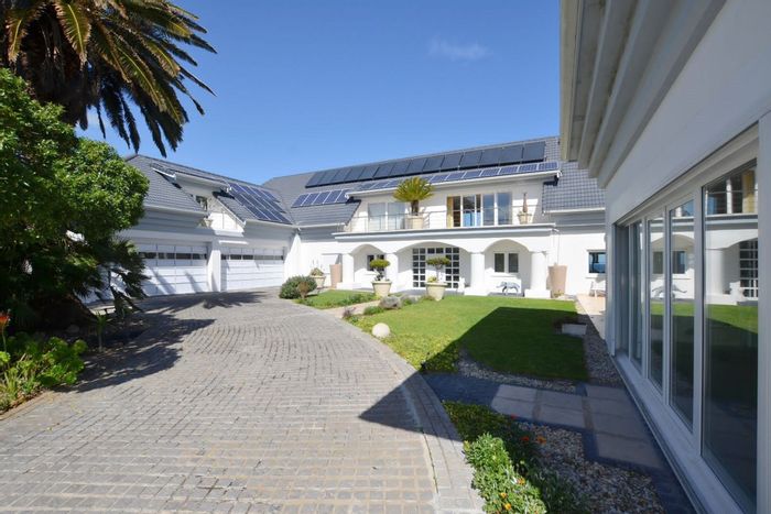 Yzerfontein Central House For Sale: Beach views, indoor pool, expansive living spaces.