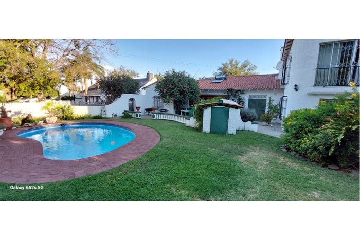 For Sale: House in Monument Heights with pool, flat, and security features.