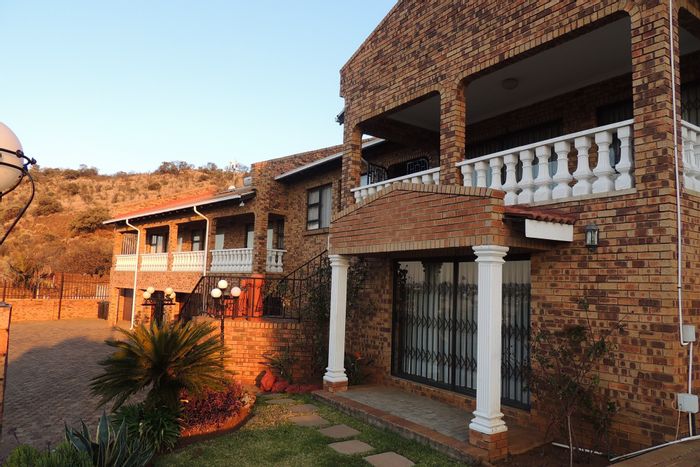 For Sale: House in Winchester Hills with pool, flatlet, and nature reserve access.