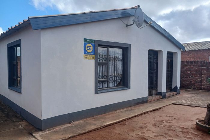 2-Bedroom House For Sale in Roodepan with en-suite bathrooms and storage room.