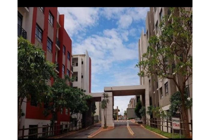 For Sale: Apartment in Umhlanga Ridge with pool, security, and convenient amenities.