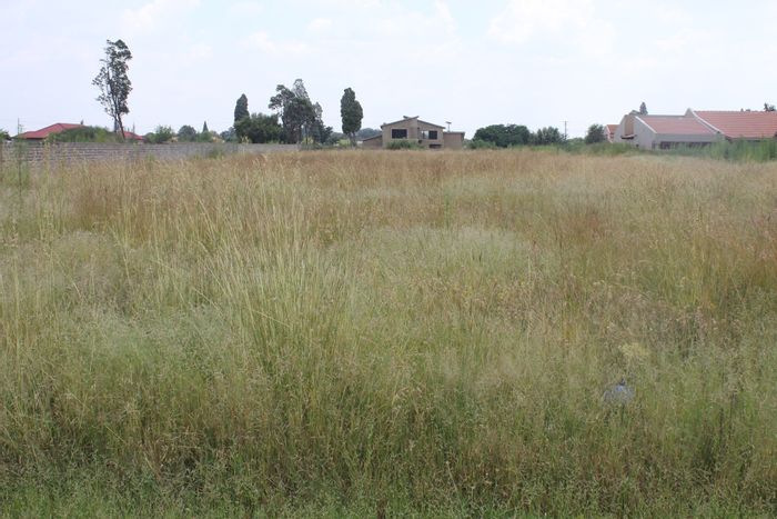 Vacant Land Residential For Sale in Henley On Klip, 4064m² with utilities available.