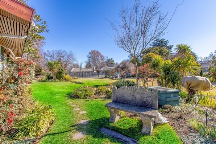 Harrismith Central House For Sale: Includes heated pool, business zoned stand, mountain views.