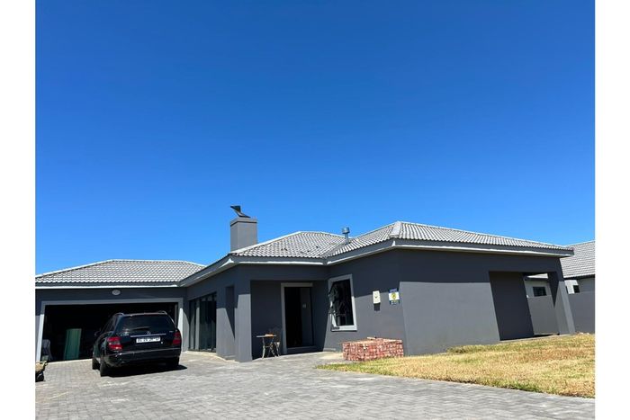 For Sale: House in Fountains Estate with garden, garage, and fibre internet.