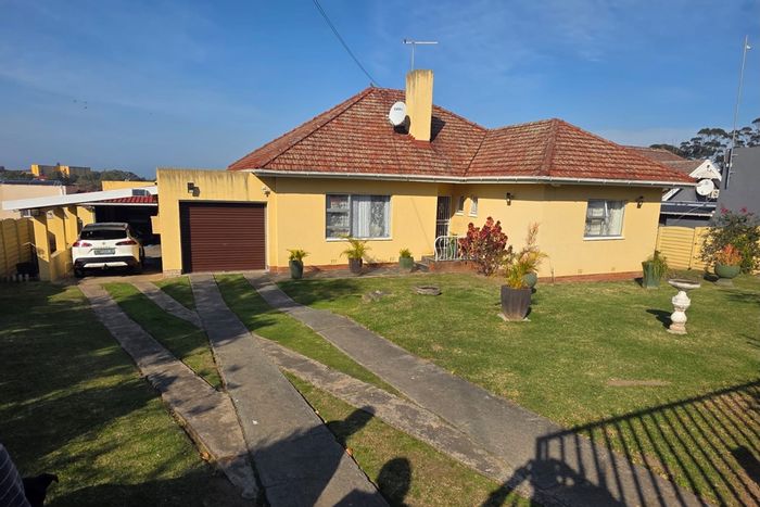 Cambridge House For Sale: Open-plan living, pool, garage, granny flat, spacious yard.