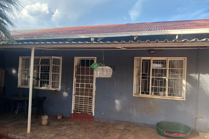 1-Bedroom Apartment in New Park For Sale: Garden, Parking, Close to University.