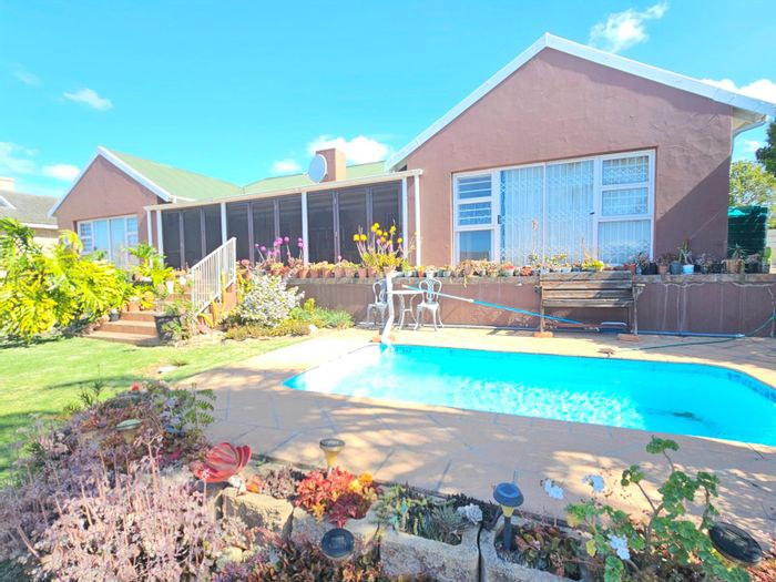 Wavecrest House For Sale: 3 Beds, Pool, Braai, Covered Patio, Double Garage.