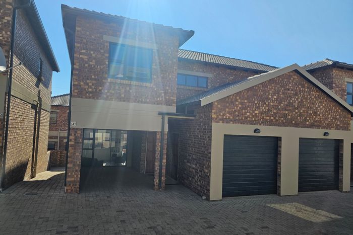 Die Heuwel Apartment For Sale: 3 Bedrooms, double garage, 24/7 security, fibre-ready.