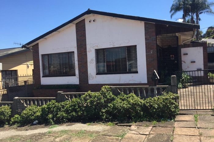 Raisethorpe House For Sale: 4 bedrooms, dual-purpose potential, garage, and verandas.