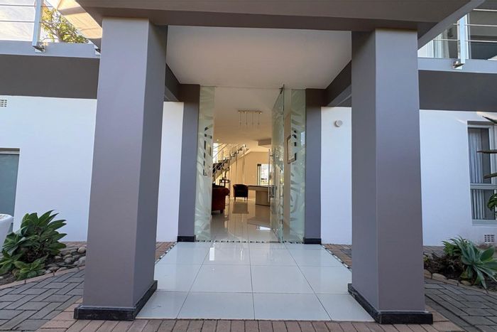 For Sale: House in Pinnacle Point Golf Estate with pool, bar, and sea views.