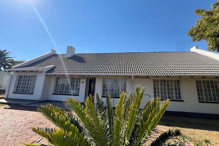 Erasmia House For Sale: 4 bedrooms, indoor swim school, large garden, development potential.