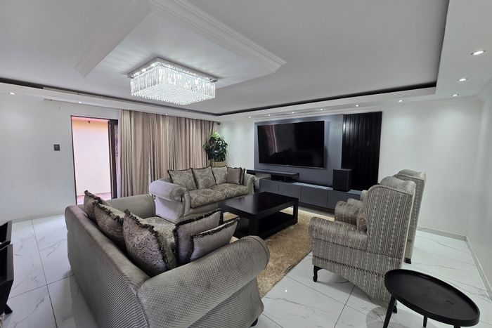 Aerorand House For Sale: 5 bedrooms, indoor braai, spacious kitchen, double garage.