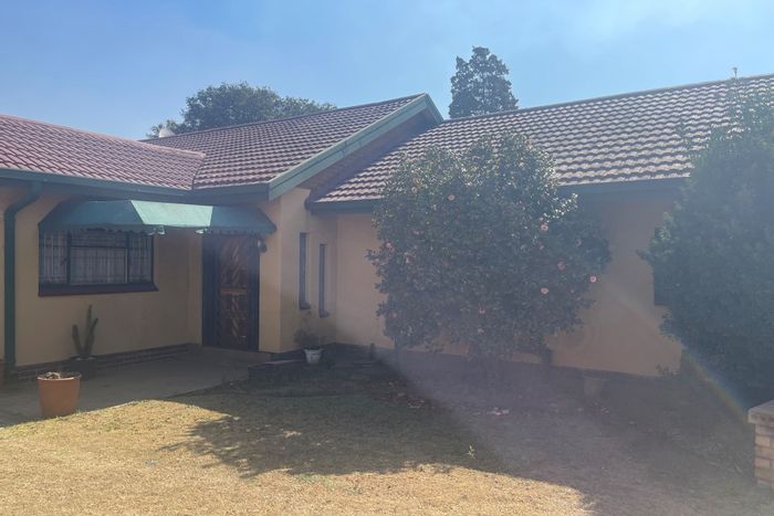 Kriel Central House For Sale: 4 bedrooms, garage, cottage, secure with motorised gate.